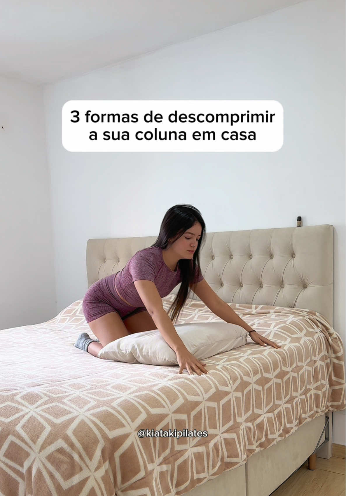 3 posições simples usando apenas um travesseiro e a sua cama para descomprimir a coluna e aliviar as tensões acumuladas ao longo do dia. Essas posições são mais do que alongamentos: elas soltam a musculatura profunda, ajudam a melhorar a respiração, acalmar a mente, aliviar dores nas costas e promover aquela sensação de “ufa, agora sim!”. Você pode fazer: 🕓 No fim do dia, antes de dormir 🕘 Quando sentir aquela tensão maior nas costas 🧘‍♀️ Ou até no meio do dia como um autocuidado rápido e poderoso Fique de 1 a 2 minutos em cada posição e aproveite o momento para respirar profundamente e se reconectar com você mesma. As posições do vídeo são: 1️⃣ De barriga para baixo, com o travesseiro apoiando o abdômen e os braços e a cabeça para fora da cama (alívio especial da lombar e cervical) 2️⃣ Sente sobre os calcanhares e debruce sobre o travesseiro entre o tronco e as pernas lombossacral. (alívio especial da lombar) 3️⃣ Deite de barriga para cima com o travesseiro dobrado sob as escápulas e braços para cima (alívio da torácica) ✨ Essas posições não exigem esforço e ajudam tanto o corpo quanto a mente a se reorganizarem. ✅Se você quer viver com mais leveza, menos dor e mais bem-estar, com exercícios simples e guiados por mim,  👇link na bio do meu perfil! #lkpilates #desafiosemdor #exerciciosparacoluna #aliviodasdores #pilatesparador #alongamentodiario #postura       