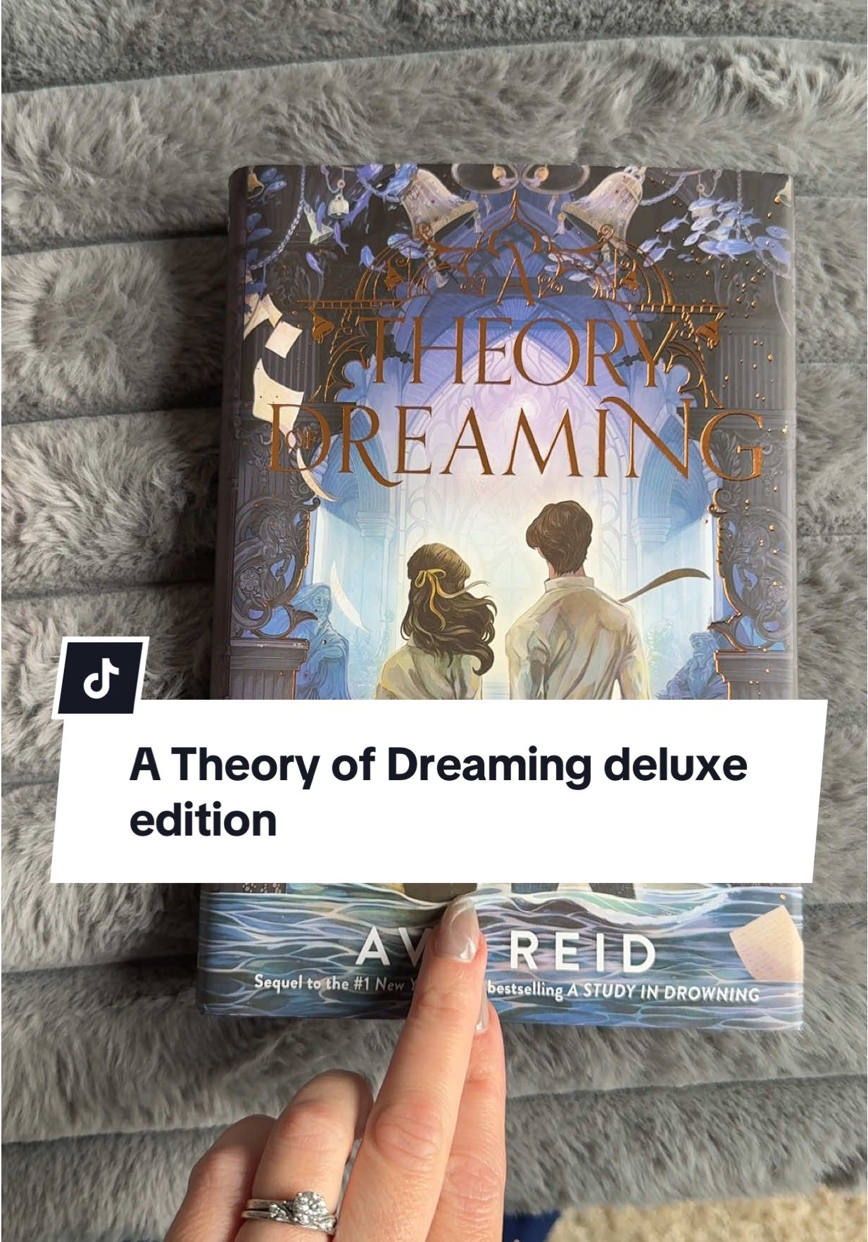 The deluxe edition with gorgeous boiling and sprayed edges of A Theory of Dreaming is finally here! #HarperCollins #astudyindrowning #atheoryofdreaming #avareid #deluxeedition #sprayededges #fantasybooks #romancebooks 