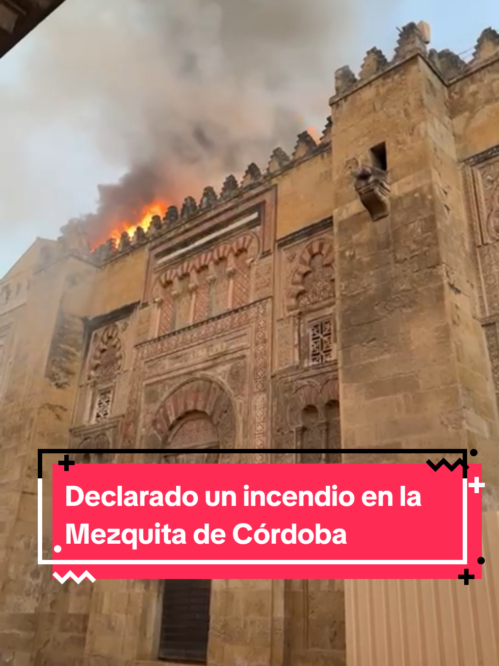 Un incendio se ha originado en la Mezquita de Córdoba poco después de las 21:15 de este viernes, según las primeras informaciones. En la zona trabajan varias dotaciones de bomberos. En concreto, el fuego se ha producido en la zona de Magistral González Francés. Los bomberos han desalojado toda la calle mientras trabajan en la zona. El fuego parece haberse declarado junto a una de las puertas del monumento. Estas son las primeras imágenes: 🔗 Tienes más información en el link de la bio 💬 Te leemos en los comentarios 🔄️ Compártelo en tu historia #Cultura #Patrimonio #Cordoba #incendio #fuego #mezquita #mezquitadecordoba 