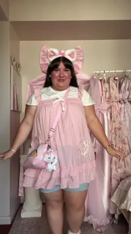 Plus size casual Marie bound 🎀🤍🏰 #disneystyle #disneyland #plussizedisney #plussizefashion #disneyoutfit @Urban Outfitters @Old Navy Official @madewell @Disney Parks @Converse @Amazon Fashion @ONE SIZE BEAUTY @r.e.m. beauty @Benefit Cosmetics @Too Faced @NYX Professional Makeup @Juicy Couture @Kayali 
