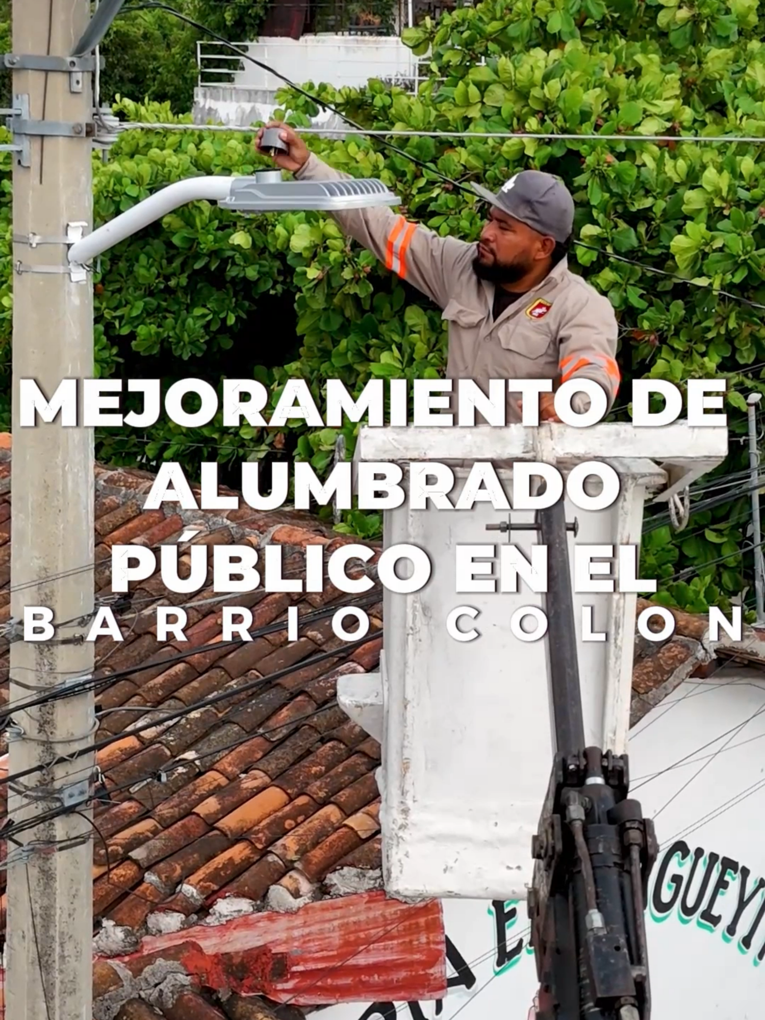 El programa de Mejoramiento de Alumbrado Público impulsa una nueva etapa en el Barrio Colon, fortaleciendo la seguridad, renovando el entorno urbano y ofreciendo vialidades más iluminadas que elevan la calidad de vida de las y los habitantes de Tuxtla. #tuxtlagutierrezchiapas #quevivatuxtla