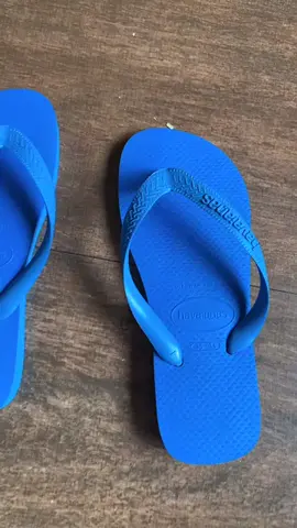 Chinelo Havaianas Top #ChineloHavaianas #HavaianasTop #EstiloCasual #ConfortoNosPés #ModaPraiana LINK DO PRODUTO NO COMENTÁRIOS 