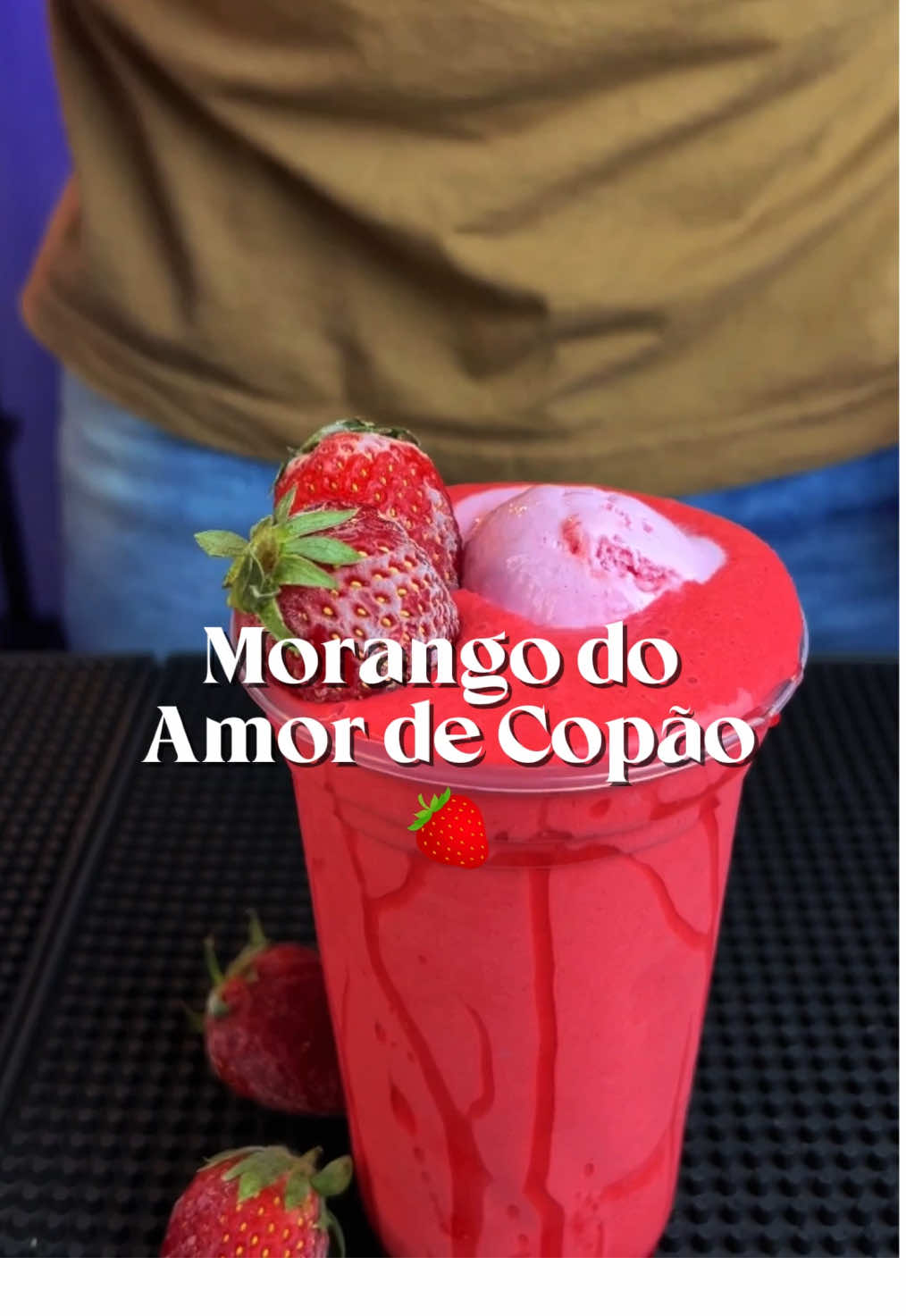 Morango do Amor de Copão 🍓 🤤 Ingredientes: • morangos congelados • ⁠5 bolas de sorvete de frutas vermelhas • ⁠50 ml de grenadine • ⁠1 Ice de frutas Vermelhas • ⁠calda de morango no copo JÁ MANDA PRA QUEM VAI BEBER ESSE COM VOCÊ! #drinksfaceis #morangodoamor #morango 