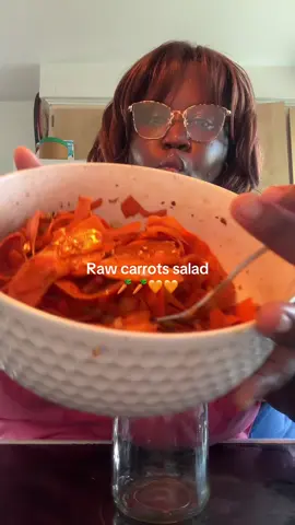 Les salades ont bien meilleur goût que vous le pensez 🧡🥕 Ingredients: 4 large carrots, peeled and julienned 2 cloves garlic, minced 1 tablespoon fresh ginger, grated 2 tablespoons soy sauce 2 tablespoons sesame oil 1 tablespoon rice vinegar 1 tablespoon sugar 1 teaspoon crushed red pepper flakes (adjust to taste) 1 tablespoon sesame seeds 2 green onions, thinly sliced Directions: In a large bowl, combine the julienned carrots, garlic, and ginger. In a small bowl, whisk together soy sauce, sesame oil, rice vinegar, sugar, and red pepper flakes until the sugar is dissolved. Pour the dressing over the carrot mixture and toss well to coat. Let the salad marinate in the refrigerator for at least 30 minutes to allow the flavors to meld. Before serving, sprinkle with sesame seeds and green onions.