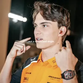 he’s so fine🙌🏼 #f1#formula1#fyp#oscarpiastri#mclaren 