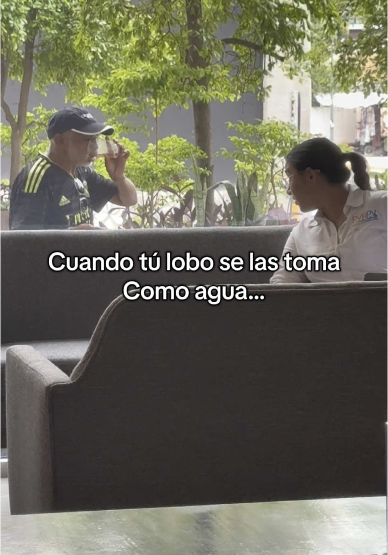 Bravo para tomar salió el lobo 🐺😛 #lobo #chela #tomando #oficina #office #chamba 