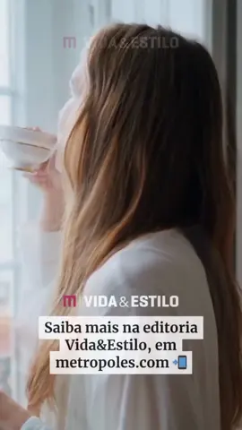Para ter madeixas longas, diversos truques de #beleza são ensinados. E, em muitos deles, o #café entra como ingrediente principal para fazer o cabelo crescer. Mas será que o grão funciona mesmo com essa função? A resposta é sim! Ou seja, a cafeína, presente nos grãos e no pó, traz alguns benefícios aos fios, desde que usada corretamente. Segundo a cientista Jackeline Alecrim, especializada em cosmetologia avançada e fitoativos, não só a #cafeína, como outros ativos presentes no extrato do café, “apresentam propriedades extremamente benéficas para o estímulo fisiológico do ciclo capilar e o funcionamento folicular”. De acordo com um estudo realizado pela Universidade Lübeck, na Alemanha, isso é verdade. As pesquisas mostraram que o uso tópico de fórmulas contendo cafeína, no couro cabeludo, estimulou o crescimento dos fios de maneira significativa. Contudo, não é só aplicar café no cabelo que ele vai crescer, viu? Pelo contrário! Para obter esses resultados, é preciso investir em formulações seguras, que seguem os níveis e porcentagens ideais para cada ativo em sua composição. #TikTokNotícias 
