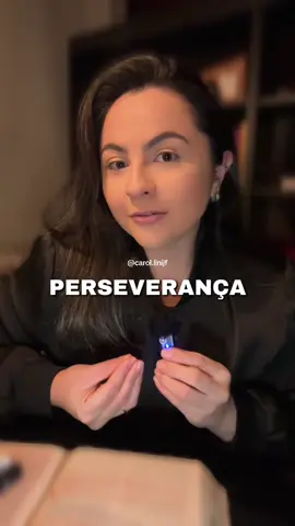 Perseverar é continuar mesmo quando dói — porque a colheita vem. “Mas aquele que perseverar até o fim será salvo.” (Mateus 24:13) #creatorsearchinsights #perseverança #mentalidade #deus #cristaosnotiktok #fé #fypcristao 