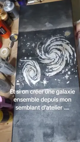 🌌 Et si je créais une galaxie… depuis mon atelier ? 🎨 Description : Tout commence par une toile noire… Puis, petit à petit, des éclats blancs apparaissent. Ils tournent, dansent, se rassemblent… jusqu’à former deux galaxies qui semblent prêtes à se rencontrer. ✨ Et en quelques minutes… l’univers prend vie sous mes pinceaux. 💫 #artiste #painting #galaxie #creation #arttok #acrylicart #cosmos 