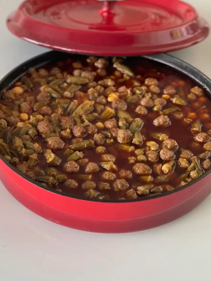 Köfteli bamya yemeği  250 gr kuru bamya  1 su bardağı haşlanmış nohut 1 adet Büyük kurusoğan  1 yemek kaşığı salça  Pulbiber, karabiber, toz kırmızıbiber, 2-3 bardak sıcak su  Köftesi için  300 gr kıyma Bir çay kaşığı pulbiber, yarım çay kaşığı karabiber, bir tatlı kaşığıına yakın tatlı toz kırmızıbiber ve biraz tuz  Köfteli bamya yemeği nasıl yapılır Bamyalar tozundan arındırmak için kızgın tavada 1.02 defa götürüp getirin bir kevgir yardımıyla veya bir bezin arasında iyice sürdükten sonra tozlarından arınacaktır, bamyaları haşlayın  Ayrı bir tencerede sıvıyağ ve küçük küçük doğradığınız soğanı biraz kızartın  salçayı baharatları tuzu ilave edip kavurun Bamya ve haşlanmış nohut unu ilave edin üzerini geçecek kadar da su bir kenarda kaynamaya bırakın  Kıymanın üzerine pulbiber, karabiber, tuz kırmızı biber ilave edip iyice yogurun küçük köfteler yapın kızartın bamya yemeğin üzerine boşaltın kısık ateşte birkaç dakika daha kaynatıp servis yapın. Afiyet olsun