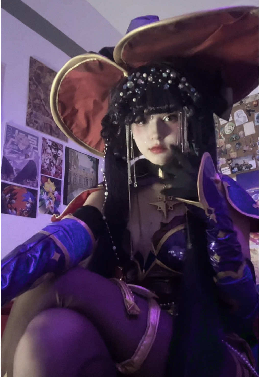 MONA IS BACK CHAT 🙏 #monagenshinimpact #genshin #genshincosplay #cosplayer #hoyocreators #monacosplay #genshinimpactcosplay 