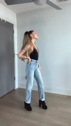 i swear this ponytail has a mind of its own 🎀💥👱🏼‍♀️ tag someone who’d slay this dance! 🔥💃 #sidetoside #arianagrande #trendingdance #arianator #dancechallenge 