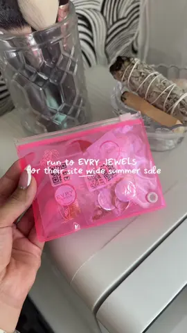 I was NOT ready for how cute these pieces were going to be! ⭐️ Blink and they’re gone ✨⏳  Shop their summer sale NOW! @EVRY JEWELS  everything is $5.99  Use code: NILDA54 for extra 💵 off.  My only regret is not waiting for the sale. But now’s my chance to stock up on all the others I was eyeing. 🛍️ #evryjewels #evryjewelscollab #goldjewelry #itgirl #jewelry #goldjewelryaesthetic 