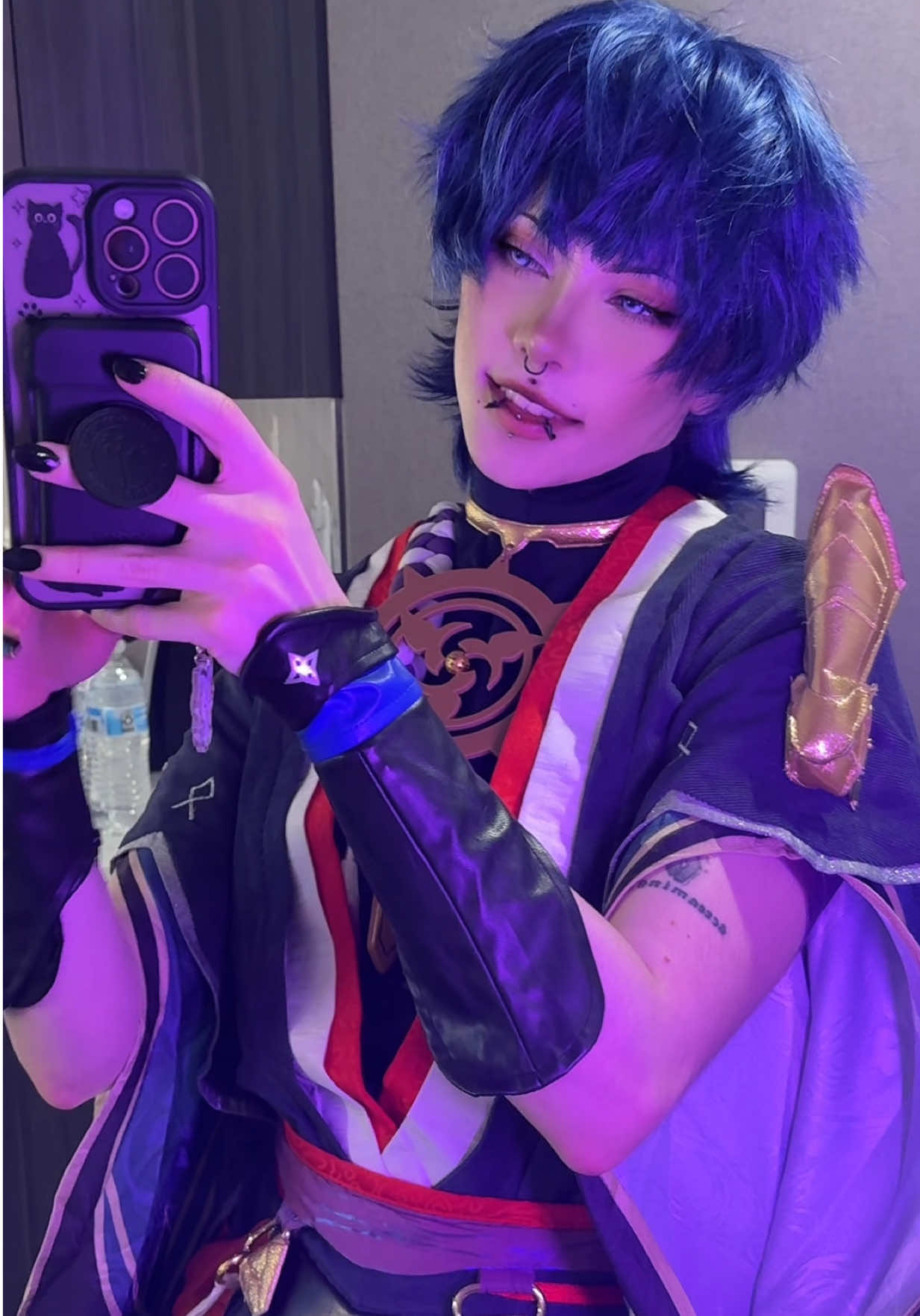 brought back an old fave for Otakon! Come find me before I change tonight I’ll be in the lobby :3 #scaramouche #scaramouchecosplay #scara #genshin #genshincosplay #GenshinImpact #scaramouchegenshinimpact 