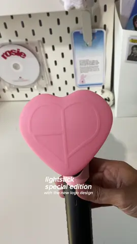 :vnboxing 📦 | unboxing #blackpink #lightstick #specialedition 🔨🪄 8 years be a blink, just bought a lightstick for my first blackpink’s concert 🥹 im crying ugly 😭  #unboxing #kpop #blackpink #lightstick #specialedition #album #kpopmerch #aesthetic #vamfir #vamfirman 