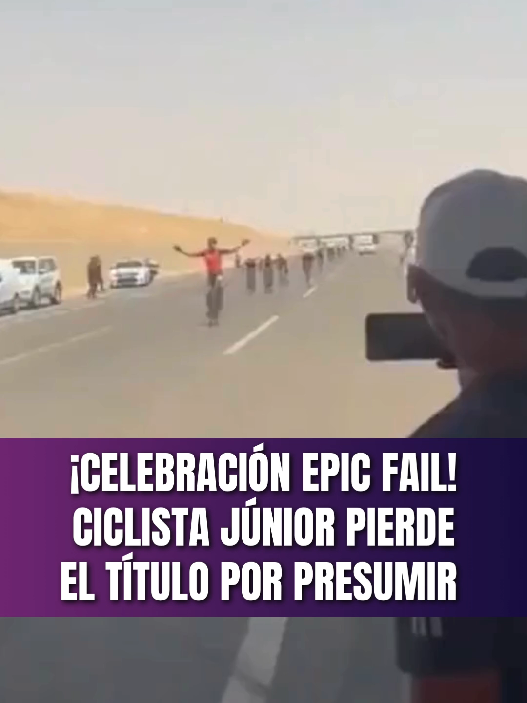 🚴‍♂️ ¡Celebración EPIC FAIL! Ciclista júnior pierde el título POR PRESUMIR 😱🔥 Lo que parecía su momento de gloria se convirtió en el #FailDelDía 🎥💥. En el Campeonato Iraquí de Ciclismo, un joven levantó los brazos antes de cruzar la meta… ¡y se desplomó! 🚴‍♂️💨 Su caída provocó un efecto dominó de choques, perdiendo el podio y quedando en el más bochornoso.