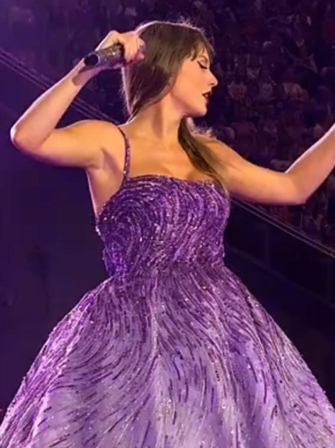 This night is sparkling don't you let it go ohh taylor what a lyric that is @Taylor Swift @Taylor Nation 