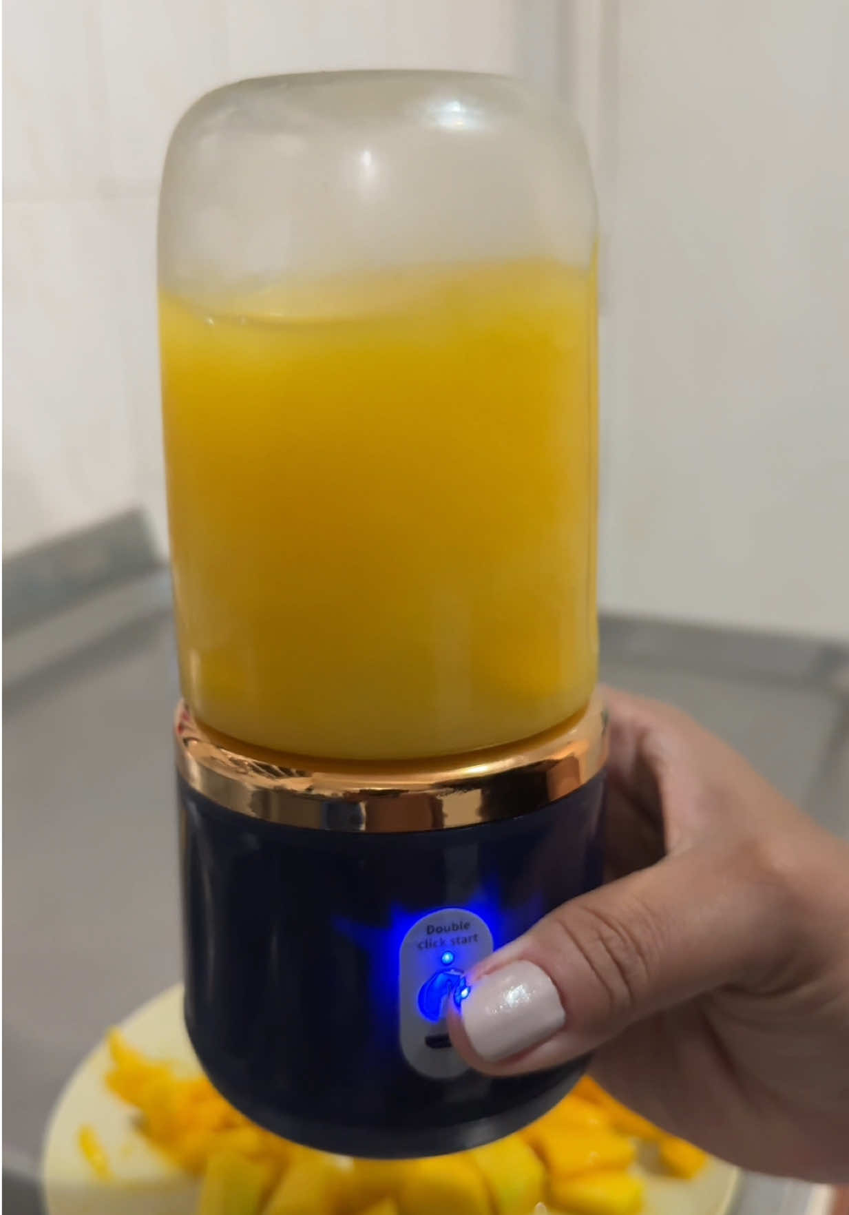 Estou fazendo um suco de manga agora e sem fazer sujeira. Esse mini liquidificador portátil facilita demais a minha vida e está com um super desconto e frete grátis.  Corra antes que acabe! #smooth #sucodemanga #mililiquidificador #tiktokshop #webvendedora 