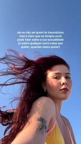 eu tive a infelicidade de passar por uma experiência em que não fui acolhida por uma profissional ao relatar questões da minha sexualidade. sei que essa, infelizmente, não é uma realidade só minha e gostaria de dizer que a terapia DEVE ser uma lugar de escuta e acolhimento. é um espaço seu e você deve se sentir confortável para falar sobre  o que quiser e quantas vezes quiser. sinto muito por todos que tiveram experiências ruins com pessoas que deveriam ser profissionais❤️‍🩹