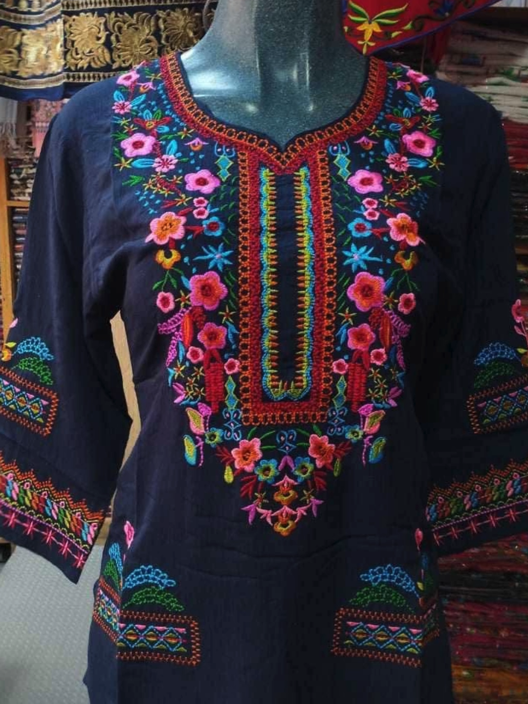 Embroidered Chiapas Blouses 🌸 Art in every stitch. Our Chiapas blouses are hand-embroidered by Mexican artisans, with designs full of color, culture, and tradition. ✨ Ideal for pairing with jeans, skirts, or elegant outfits. Wear with pride an authentic garment, made with love. 📍 Samira's World Boutique 🌐 www.samirasworldboutique.net #ChiapasBlouses #MexicanFashion #Handmade #EmbroideredBlouses #SamirasWorldBoutique #TraditionalClothing #LatinBoutique #ChiapasWithStyle