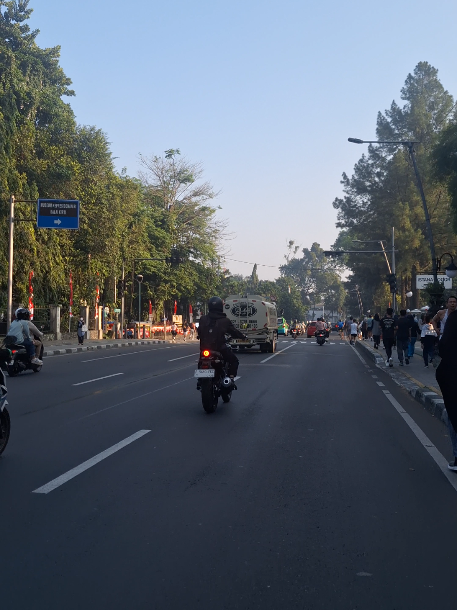 minggu pagi kini sepi diantara riuh dan indahnya kota bogor terhimpun dalam tumpukan kenangan.  #bogorhits #fypppppppppppppppppppppp #fyp #jalanjalan #joging #vibesbogor #bogor #kebunrayabogor #wisatab #vibesbogor 