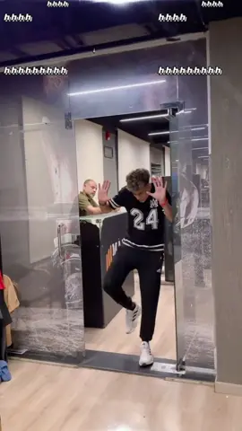 Funny prank video #tiktok #prank #foryou #funnyprank #fvpシ #funnytiktok #funnyvideo #fypシ #scared #tiktok #fypシ 