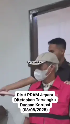 DIRUT PDAM JEPARA TERANCAM 20 TAHUN PENJARA.  Direktur Utama (Dirut) Perumda Tirta Jungporo atau PDAM Jepara ditahan Kejaksaan Negeri (Kejari) Jepara, Jumat (8/8/2025). Penahanan itu dilakukan setelah dia ditetapkan sebagai tersangka dugaan kasus korupsi dana representatif. Kepala Kejari Jepara RA Dhini Ardhany mengungkapkan, dirut berinisial SB tersebut diduga telah menyalahgunakan dana representatif untuk periode 2020-2023. Dari LHP ditemukan indikasi potensi kerugian keuangan negara sekitar Rp 554.350.000 yang tidak dapat dipertanggungjawabkan dan dinilai tidak mendukung operasional PDAM Jepara. ”Sampai saat ini masih disampaikan (dugaan korupsi) untuk kepentingan pribadi. Nanti kita lihat lagi. Karena dari hasil LHP nya belum bisa kita sampaikan secara rinci. Karena harus nanti di depan persidangan bisa dirincikan. Kami hanya menyampaikan temuan secara global,” ungkap Dhini. Berdasarkan bukti-bukti dan pemeriksaan 15 orang saksi, Dhini menyatakan Dirut PDAM Jepara diduga telah melakukan tindak pidana korupsi. Dirut tersebut diduga telah melanggar primair Pasal 2 ayat (1) subsidair pasal 3 jucnto pasal 18 Undang-undang Nomor 31 Tahun 1999 yang telah diubah dengan Undang-undang Nomor 20 Tahun 2001 tentang Pemberantasan Tindak Pidana Korupsi juncto Pasal 64 ayat (1) KUHP. Ancamannya yaitu pasal 3 pidana penjara maksimal 20 tahun dan minimal empat tahun. Sementara pasal 3, ancaman pidananya maksimal 20 tahun penjara dan minimal 1 tahun penjara. #ajicakraindonesia #keadilan #kpk #kejati #kejaksaantinggijawatengah #kejarijepara #dprdjepara #pemkabjepara 