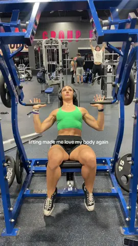 didn’t start lifting to love my body… but somewhere along the way, i did #G#GirlsWhoLiftG#GymGirlL#LiftingJourneyS#StrengthTrainingW#WeightliftingWomenU#UpperBodyWorkoutS 