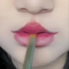 吻过的人会忘记，但唇色会记得那一刻的温度👄