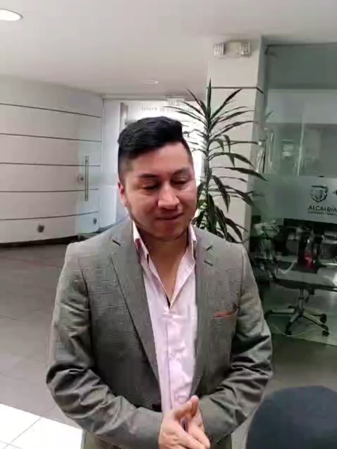 EN PASTO-NARIÑO, PARA GARANTIZAR SEGURIDAD ENTREGAN 80 CÁMARAS DE SEGURIDAD En un evento público realizado en el parque Rumipamba, el alcalde, Nicolás Toro Muñoz, junto a su equipo de Gobierno, realizó la entrega oficial de 80 cámaras de video, con esto se espera mejorar la seguridad en el casco urbano de Pasto. Este proyecto denominado, ‘Pasto Convive Más Seguro’, busca más tranquilidad en toda la capital nariñense, y ante algún hecho anómalo permitir una rápida reacción policial ante los delitos de alto impacto que se puedan presentar. Fernando Delgado, secretario de Desarrollo Comunitario, entregó su punto de vista. @alcaldiapasto