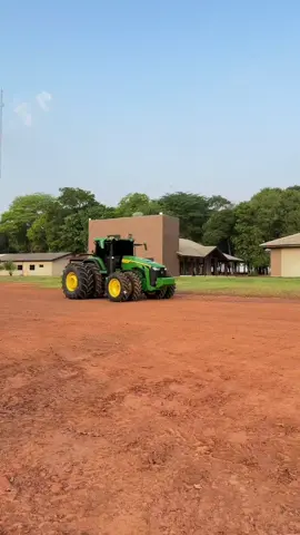 8R 410 brilhando. 🚜🇧🇷  #8r #trator #johndeere #brasil #tecnologia 