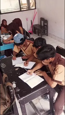 kau meninggalkan ku tanpa perasaan 🥲 #foryoupage #smkhebat #smkn2selong #foryoupage 