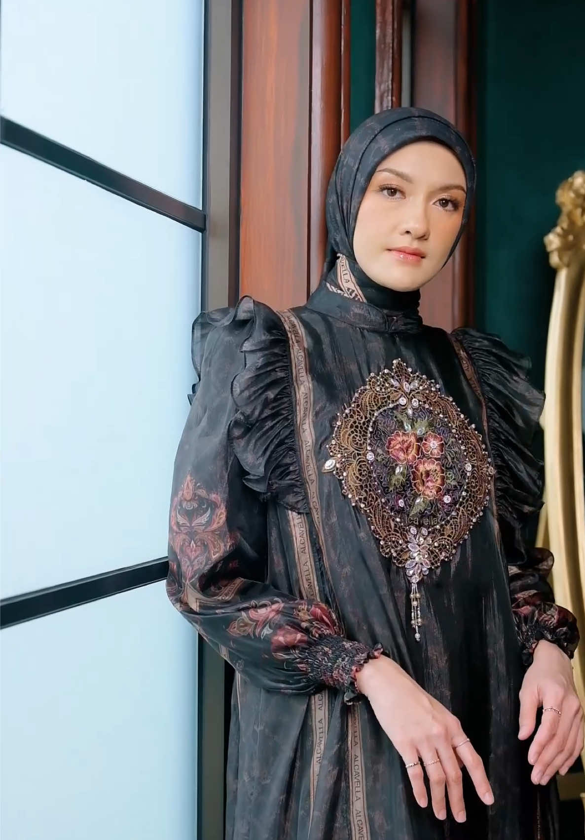 Best seller bukan tanpa alasan, bun ✨Elvara ini bukan cuma cantik, tapi nyaman banget dipakai seharian. Udah siap tampil elegan tanpa ribet?  📌 Cek keranjang kuning sekarang! #promomakanmerdeka #promoguncang88 #kondangan #kondangancheck #alcavella #gamiskekinian #dressalcavella #fyp 