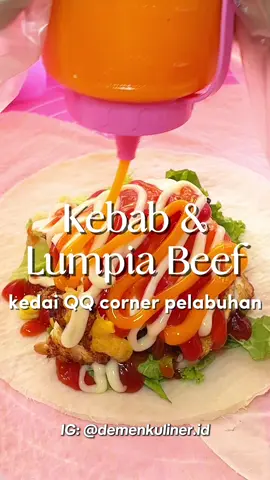Jajan di kedai serba PINK! Lucu bgt sumpah. Jualannya ada kebab, burger, dan lumpia beef Harganya mulai dari 7ribuan. Lagi ada promo beli 2 menu gratis burger. Berlaku di tgl 09 & 10 Agustus. QQ Corner, buka setiap hari mulai jam 12.00 - 22.00 WIB #fyp #kulinergresik #kulinersurabaya #rekomendasikuliner #kebab 
