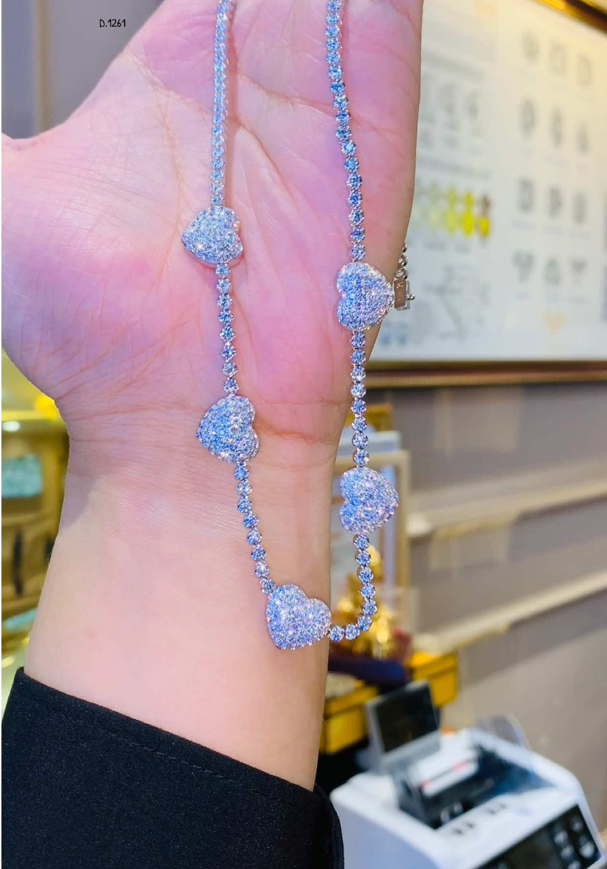 Ai nói hổng Sang là giận liền ắ nha 🥰 Dây chuyền đính full kim cương thiên nhiên kết hợp cùng 5 mặt hình ❤️ lấp lánh 💎 #chungeovi #daychuyennu #kimcuongtunhien #xuhuong #trangsuc 