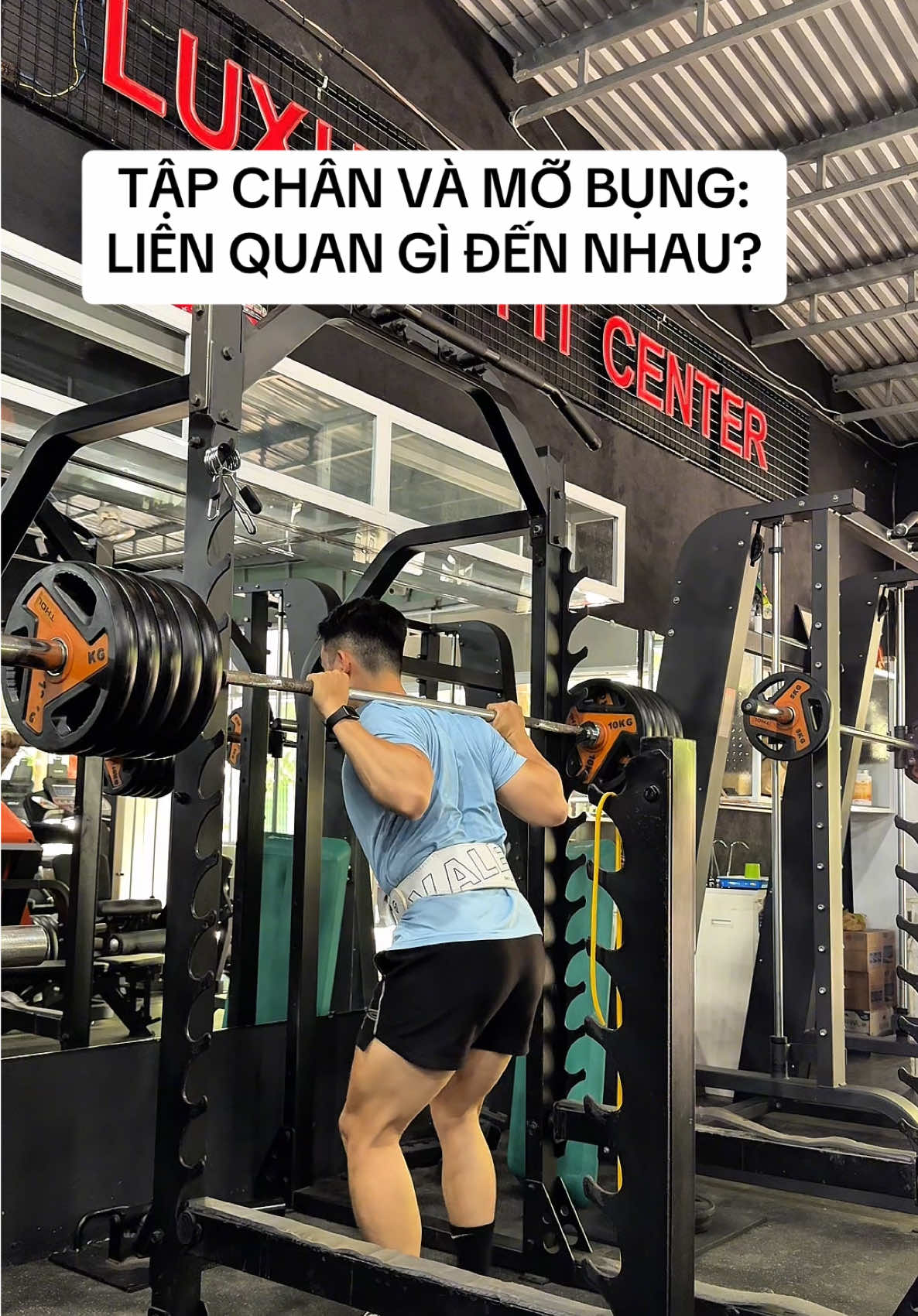 TẬP CHÂN VÀ MỠ BỤNG: LIÊN QUAN GÌ ĐẾN NHAU? * Tập chân là tập nhóm cơ lớn nhất cơ thể. Khi bạn các bài như Squat, deadlift, leg presss... Cơ thể sẽ phải huy động rất nhiều năng lượng * Quá trình này giúp đốt cháy calo cực kì hiệu quả, tạo ra 