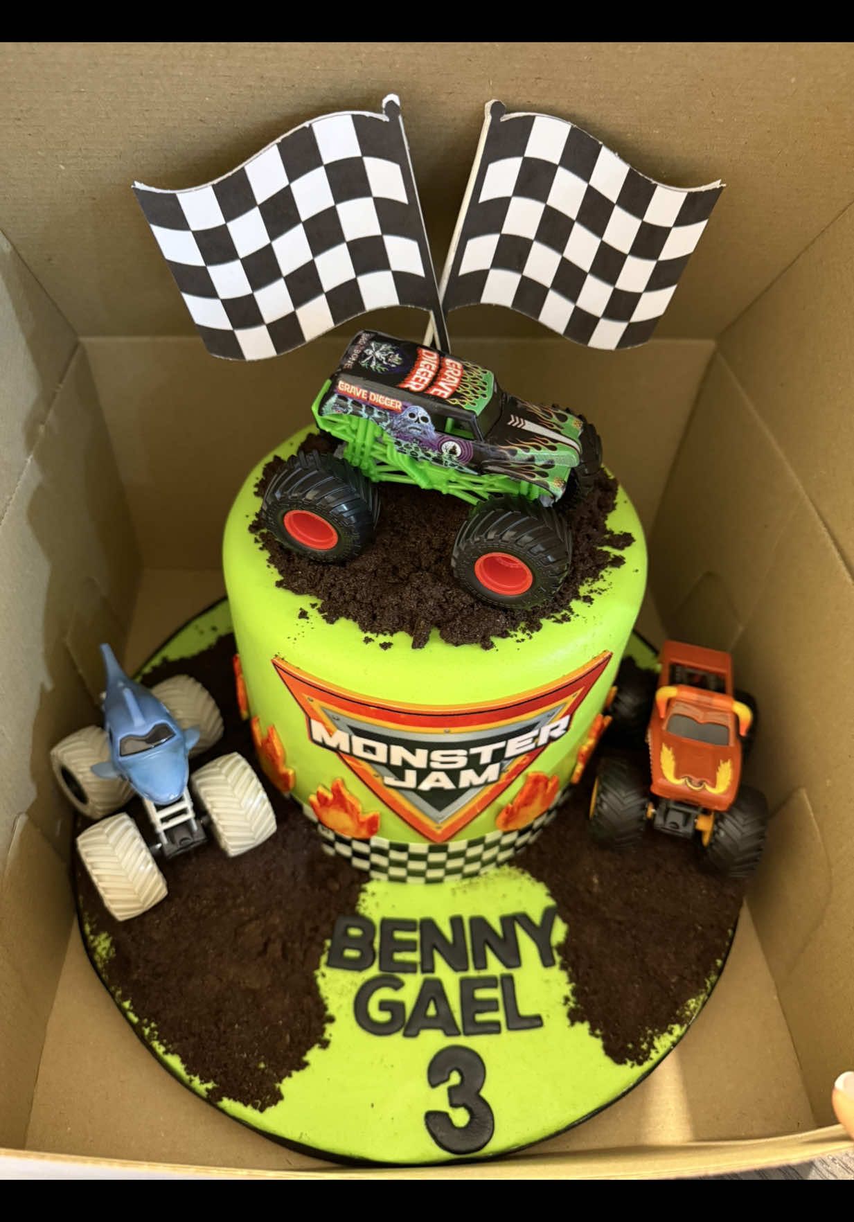 Benny is in his monster jam era and I’m living for it 😍 #pastel #birthdayparty #piñata #monsterjam #cumple3años #3rdbirthday #birthdaycakes #birthdayboy #boymomma #mamadeniños #bennygael 