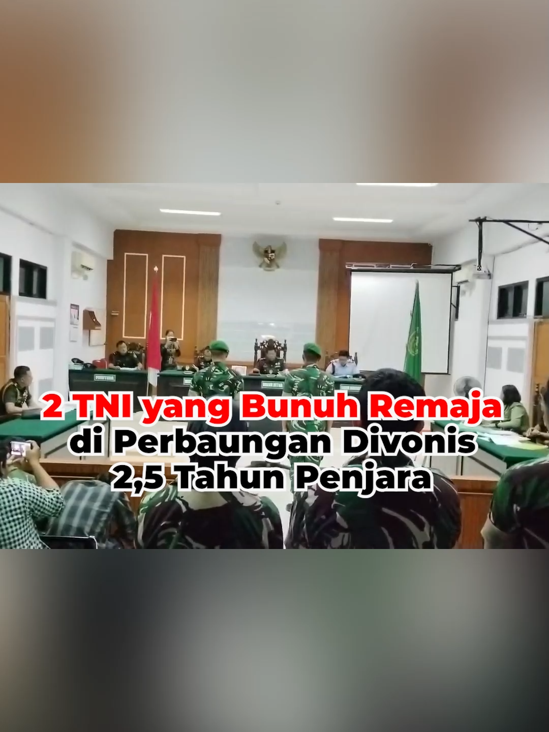 Pelaku penembakan sampai mengakibatkan seorang remaja di bawah umur berinisial MAF meninggal dunia, hari ini menjalani sidang putusan. Serka Darmen Hutabarat dan Serda Hendra Fransisko telah divonis dengan putusan yang sama yakni pidana 2 tahun 6 bulan. Tidak hanya itu, Majelis Hakim juga mengatakan bahwa kedua terdakwa juga akan dipecat dari institusi TNI. Sebab berdasarkan pertimbangan, mereka telah mencoreng nama institusi khususnya Kodim 0204 Deli Serdang. #IDNTimes #tiktoktainment #IDNTimes_NAI #TikTokNews #FYP #Viral #IDNTimesNews #DaliSerdang #TNI