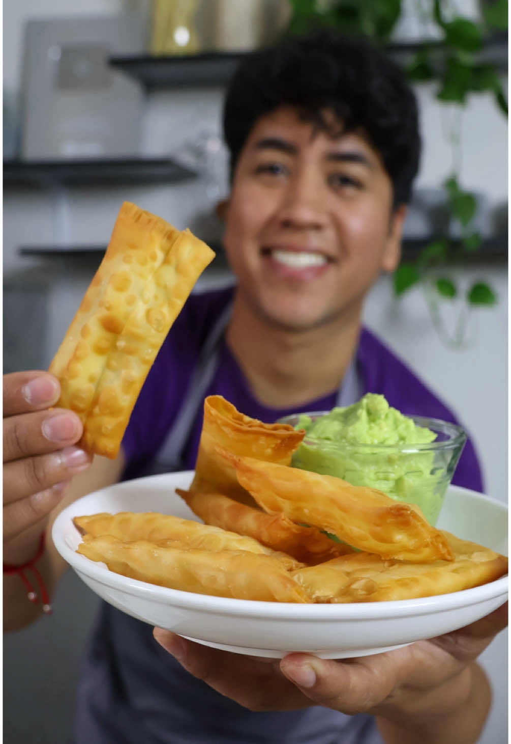👨‍🍳TEQUEÑOS CONGELADOS. Es la más fácil que puedes hacer para tener listos tus piqueos para cuando haya antojo o tengas una reu 🫶🏽. 🗒INGREDIENTES: ⏰10 minutos 🔸50 láminas de wantán. 🔸300gr de queso. 👉🏽Mantener siempre bien tapado. Si preparas la receta me etiquetas para compartirlo en mis historias ☺️👨‍🍳🤍. #explorandosaborespe #tequeños 