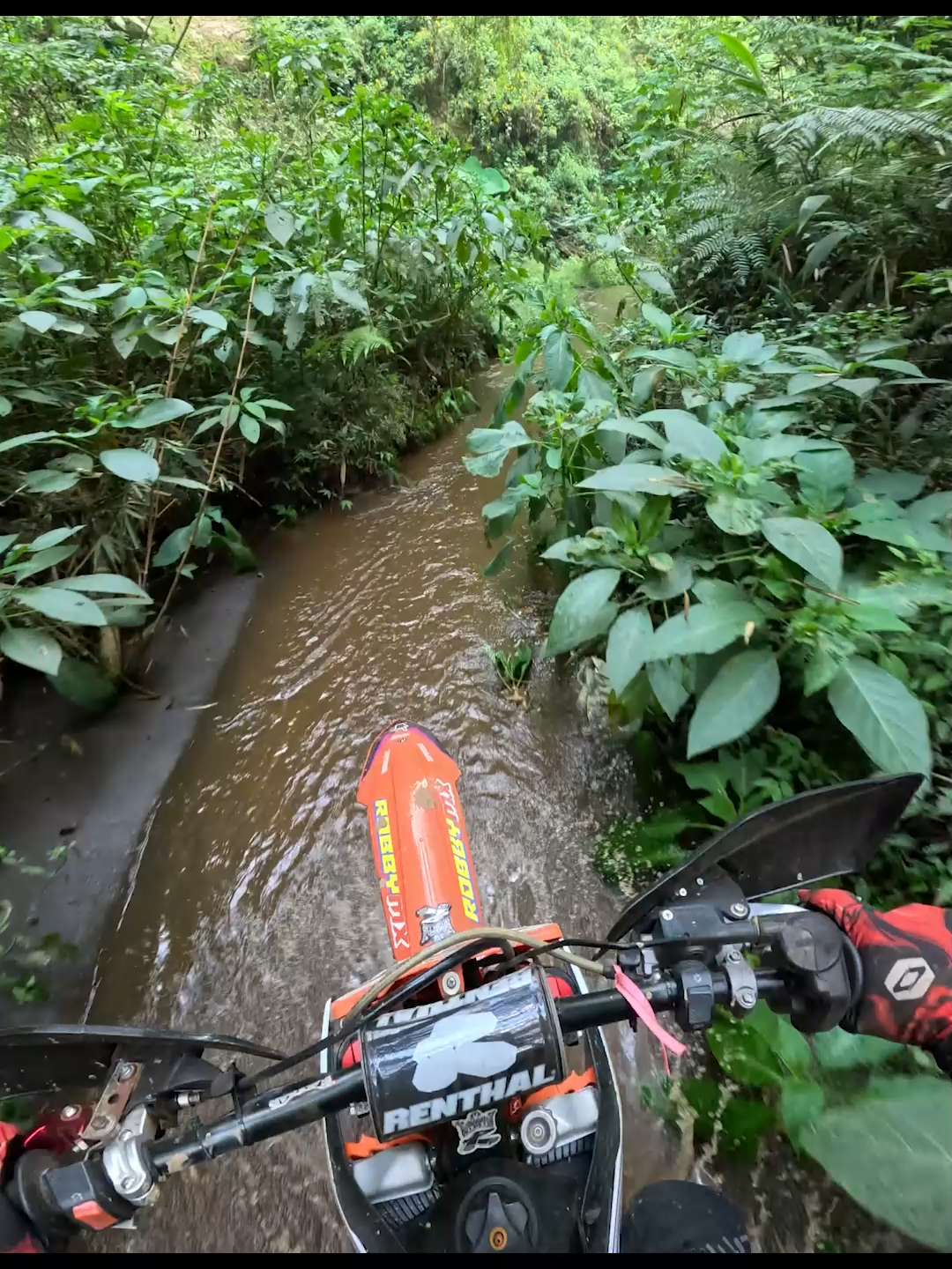 LEWATI SUNGAI YANG SEPERTINYA SULIT #fianmuh #slurstyle🤘 #trailninja #robbymx99