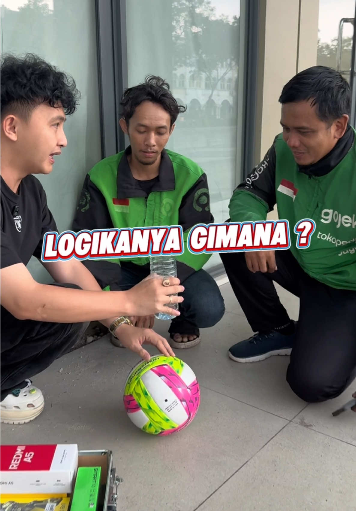 Gimana botol berdiri di atas bola ? #logikanyagimana #tekateki #rivelsumigar 