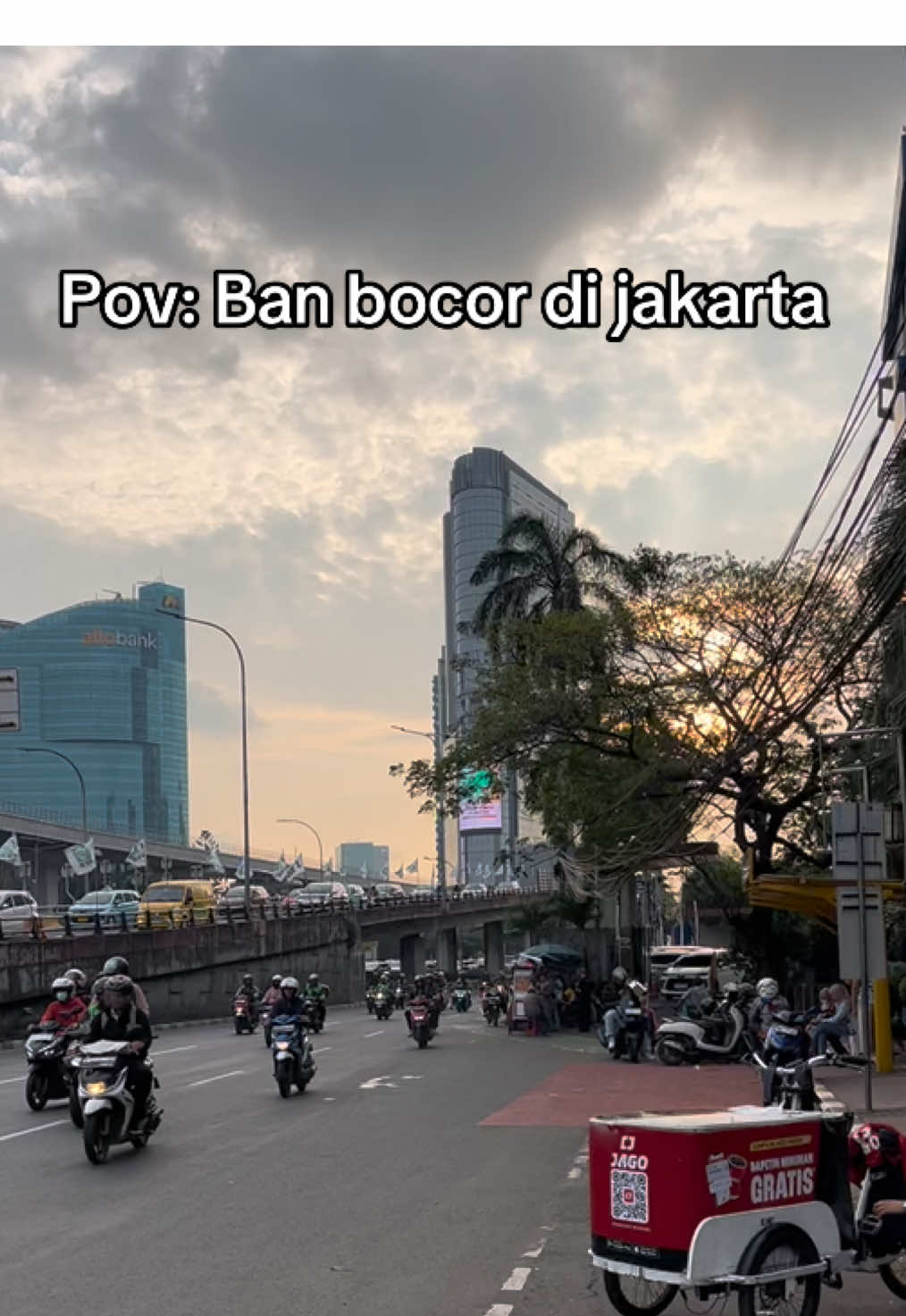 “1 lobang 20rb, totalnya 3 lobang jadi 60rb ya mas” “ini mah udah ga bisa ditambel mas, harus pake ban dalem harganya 50rb” sakit tapi tak bleeding 😿 #jakarta #yapping #fyp #banbocor #otomotif 