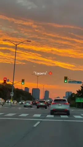 📍 Toronto, Canada beautiful sunset view🌇🍁🇨🇦 #canada🇨🇦 #canada_life🇨🇦 #toronto #torontolife #sunset #skyline #travel #canadian #explore #nature #tour #tourism #canadatiktok #travelcontent #explorecanada #viral #trending #foryoupage #fyp #roadtrip 