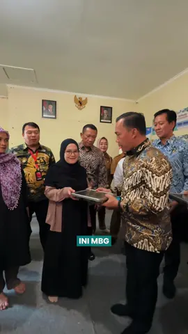 Dalam giat di Bandung, saya mendistribusikan Makanan Bergizi Gratis (MBG) kepada ibu hamil, balita, dan baduta dari keluarga berisiko stunting (KRS). Saya menyusuri lingkungan warga, mengunjungi rumah-rumah penerima manfaat, dan berdialog langsung dengan para ibu. Dalam setiap percakapan, saya melihat harapan dan tekad untuk memberikan yang terbaik bagi anak-anak mereka. Program MBG ini merupakan arahan langsung dari Presiden Prabowo Subianto, sebagai bagian dari komitmen pemerintah dalam mencegah stunting secara menyeluruh dimulai dari hulu, sejak masa kehamilan hingga usia dini anak. Intervensi gizi yang tepat bukan hanya tentang angka, tapi tentang masa depan generasi kita. #Kemendukbangga #BKKBN #Wihaji #MBG #CegahStunting #Bandung #JawaBarat