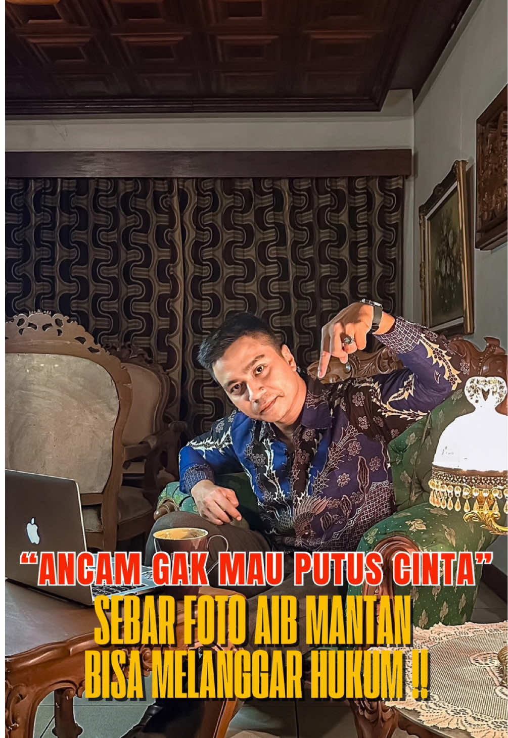 Hubungan udah selesai, jangan tambahin luka dengan ancaman. Ngancam sebar foto pribadi mantan? Itu bukan cinta, itu pidana. Bisa dipenjara sampai 9 tahun lewat UU ITE & UU TPKS. 🚨 Ingat: Sekali kirim, jejak digital nggak bisa dihapus. 💬 Pernah dengar kasus kayak gini? Ceritain di kolom komentar. 🔍 Follow @aldiat_lawyer biar kamu nggak salah langkah hukum.