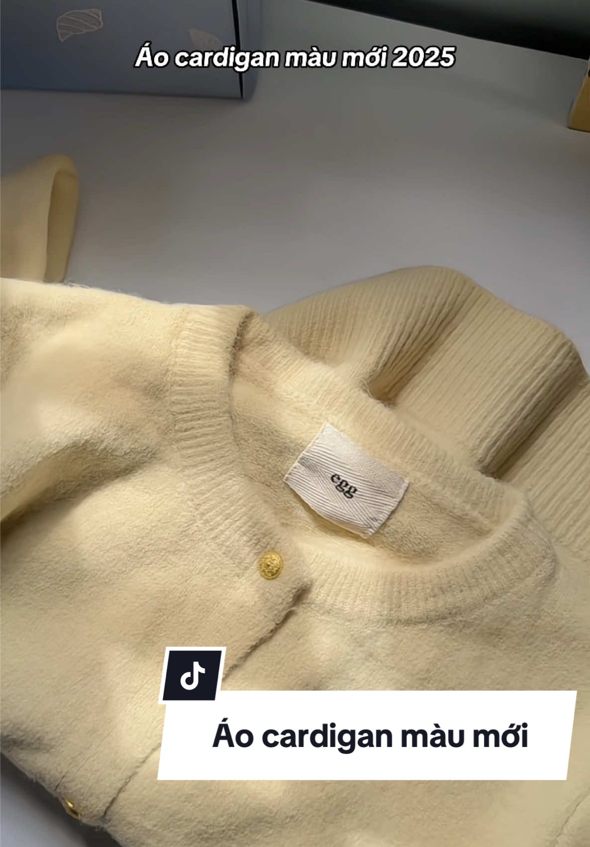 Áo cardigan màu vàng mới của 2025 dịu kha thiệt nha mấy bà ơi #outfit #reviewquanao #xuhuong #viral #aocardigan #aolennu #aolendaitay #aokhoaclen 