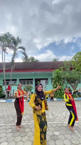 With anak-anak ❤️ maaf kalau kaku lama gak nari + badan gemoy banget susah gerak 😁 #gulupedot #gurutiktok #promomakanmerdeka #gurusd #gurumuda #gurudanmurid 