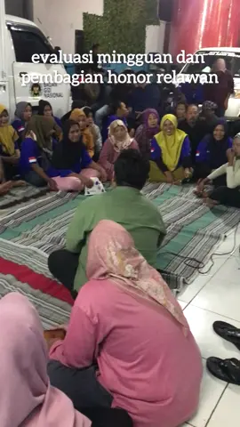 evaluasi 5 hari operasional kegiatan SPPG Indramayu Patrol, sekaligus pembagian honor bagi para relawan yang telah berkontribusi penuh dalam pelaksanaan kegiatan makan bergizi gratis. Terima kasih atas dedikasi dan kerja keras seluruh relawan. Semangat terus dalam membangun generasi sehat dan cerdas! 💪🏼 #makanbergizigratis #mbg #sppg #badangizinasional #menumakangratis 