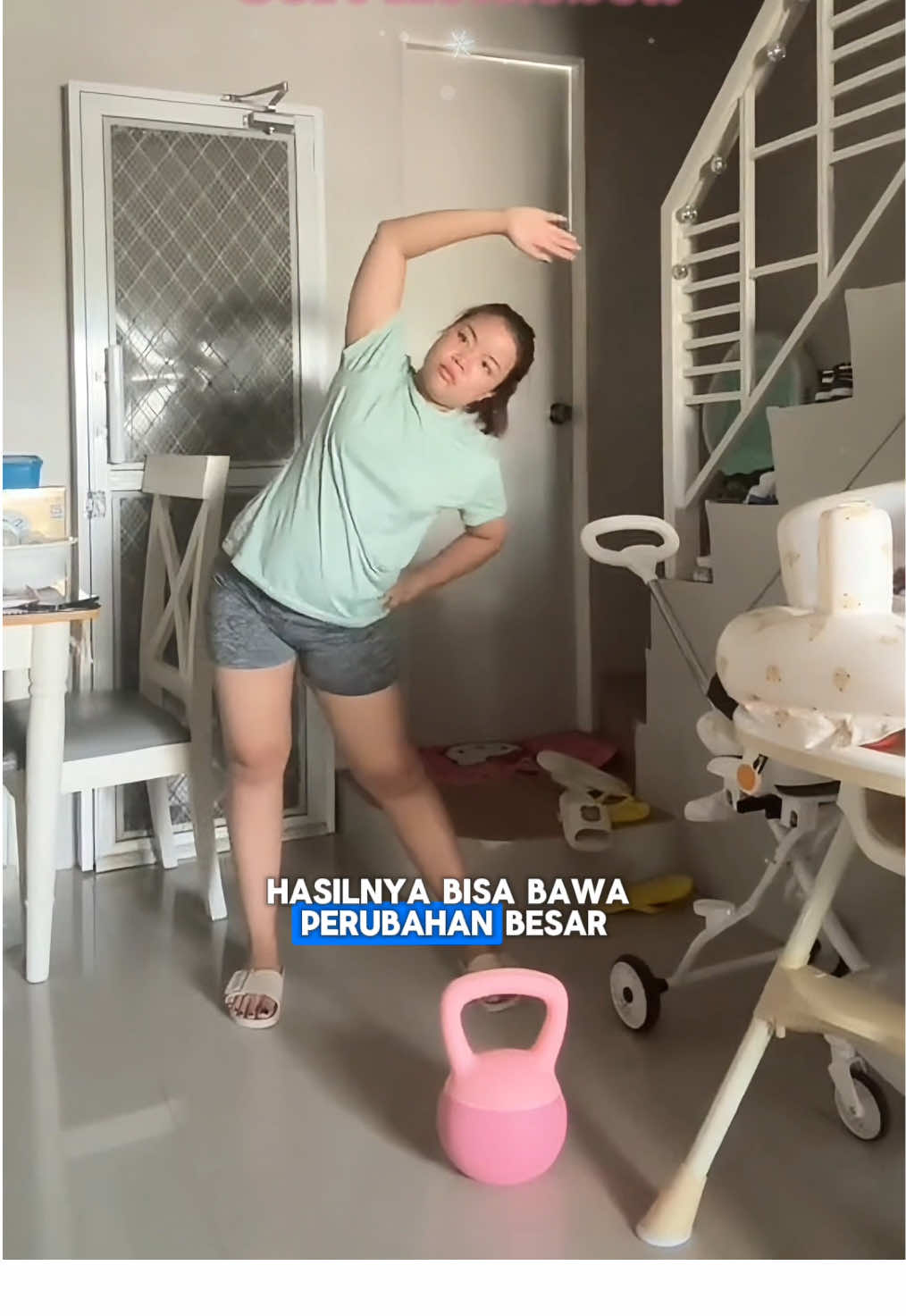 Soft Kettlebell yang cocok untuk pemula. Bisa cek dikeranjang kuning. #promomakanmerdeka #homeworkout #kettlebell #upperbody #upperbodyworkouts #bakarkalori #workoutdirumah #olahragadirumah 