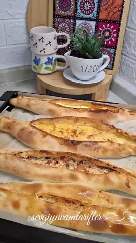 Evde bu malzemelerin varsa yarım saate piden hazır.Hafta sonu kahvaltılarına yakışan tarif 👍🥰#pideHamur için  1 su bardağı ılık su 1 su bardağı ılık süt 1 paket instant maya 1 çorba kaşığı şeker Yarım su bardağı sıvıyağ 1 adet yumurta beyazı (Sarısını kenarları için kullanacağınız.) 1 tatlı kaşığı tuz 6 su bardağı un İç harcı için 4 soyulmuş domates 4 adet biber 1 adet kuru soğan 2 su bardağı lor peyniri Kaşar veya İstediğiniz peynirler Eritilmiş tereyağı  Pul biber / kara biber/tuz Sucuk veya salam ben ikisini de kullandım leziz oldu  İsteğe bağlı yumurta #pide #pidetarifi #hamurişi #keşfetteyizzz  #börek #fyp #foodphotography 